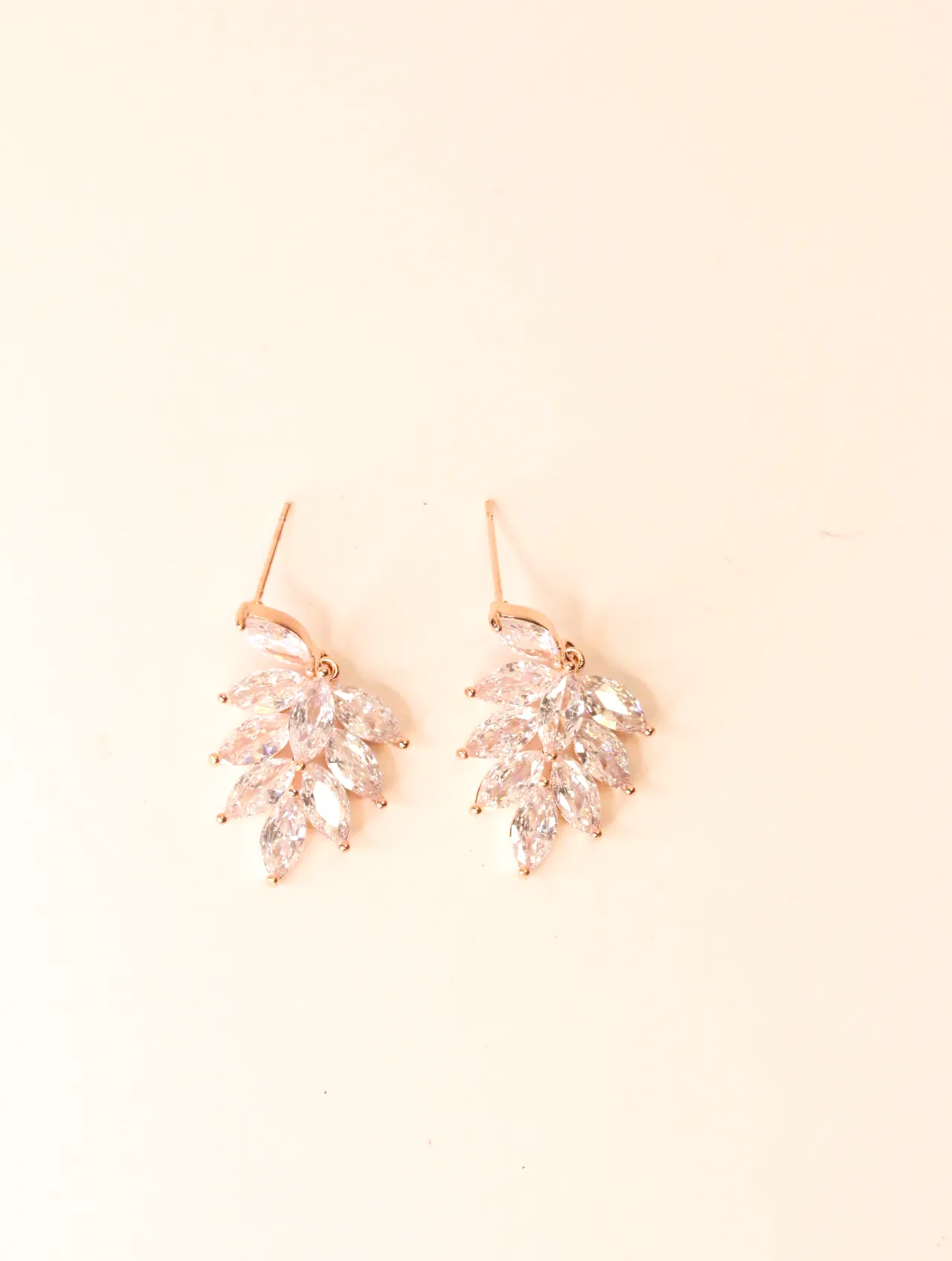 Par de pendientes colgantes diseño hojas con circonitas brillantes — pendientes baratos, detalle · Lola y Sol (EAR-047)