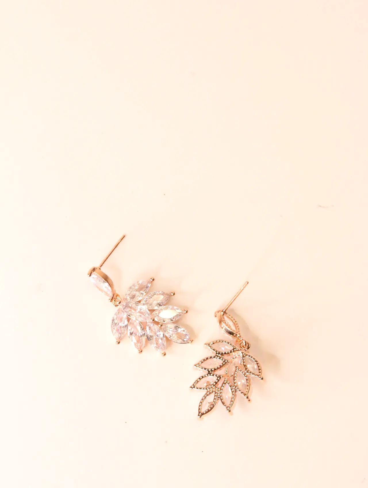 Vista frontal y trasera de los pendientes de hojas con circonitas — pendientes de moda, vista lateral · Lola y Sol (EAR-047)