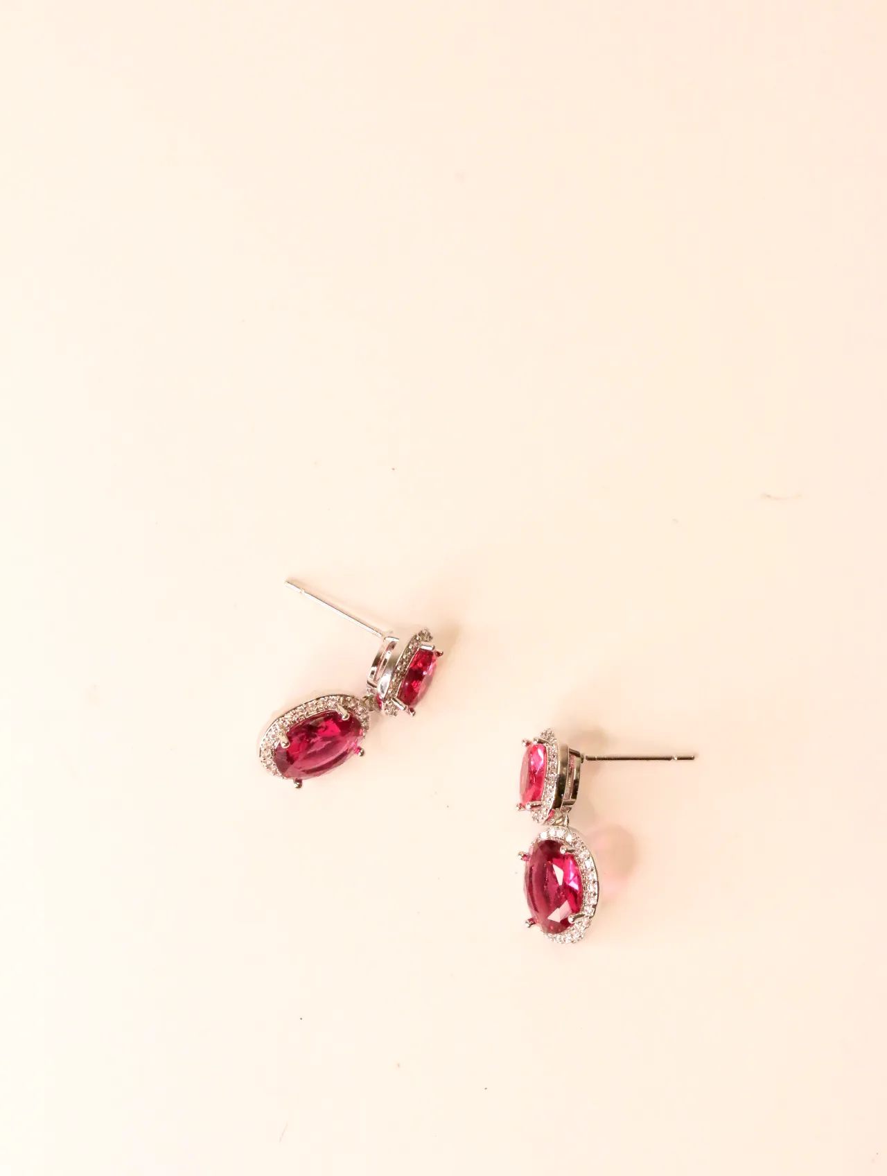 Pendientes colgantes con cristales fucsia y halo de circonitas — pendientes para mujer, vista principal · Lola y Sol (EAR-048)