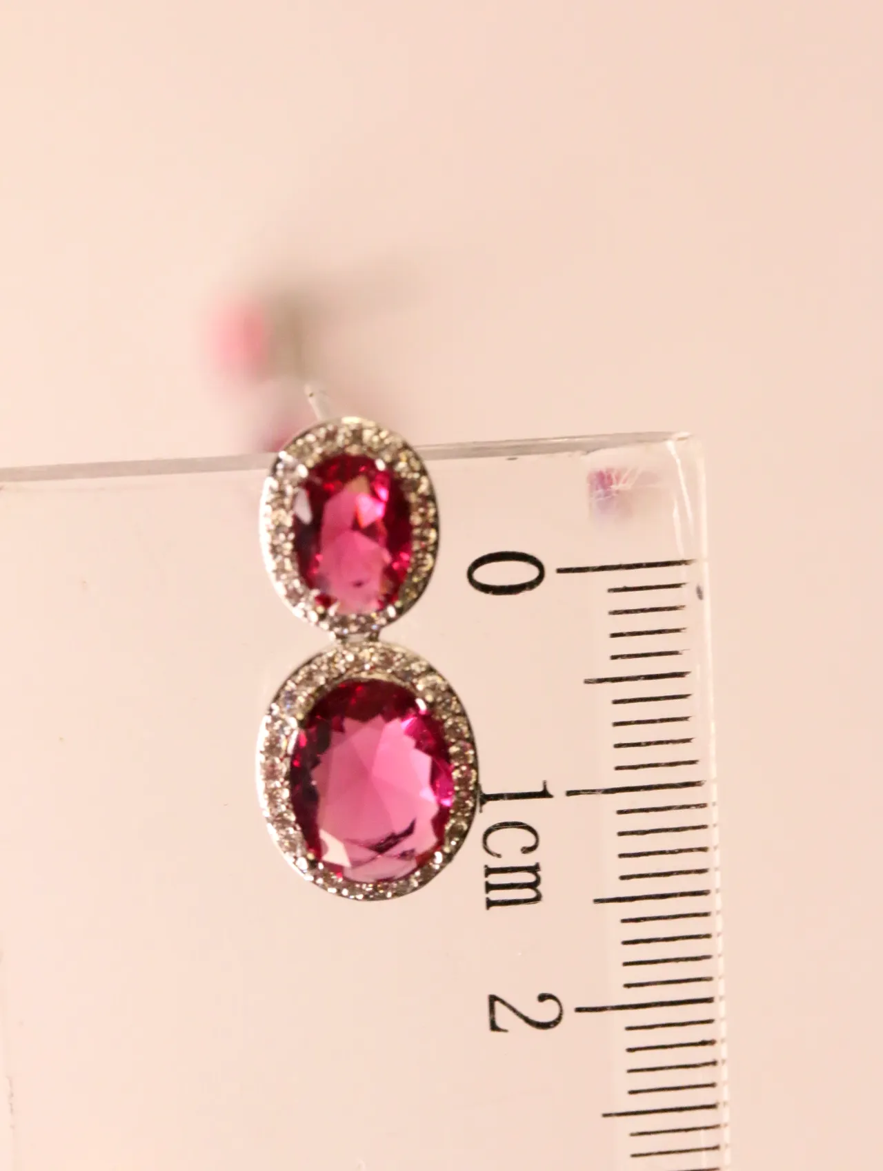 Pendiente colgante fucsia medido con regla milimétrica — pendientes de moda, vista lateral · Lola y Sol (EAR-048)