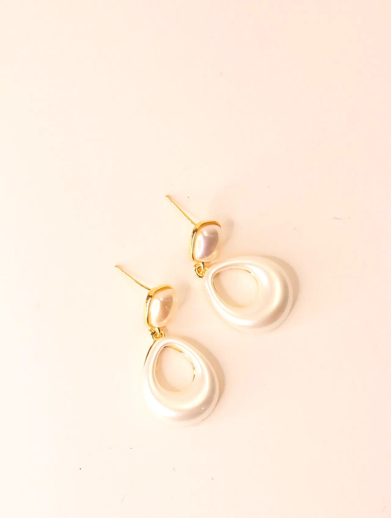 Vista frontal de pendientes colgantes nacarados en forma de lágrima con borde dorado — pendientes para mujer, vista principal · Lola y Sol (EAR-049)