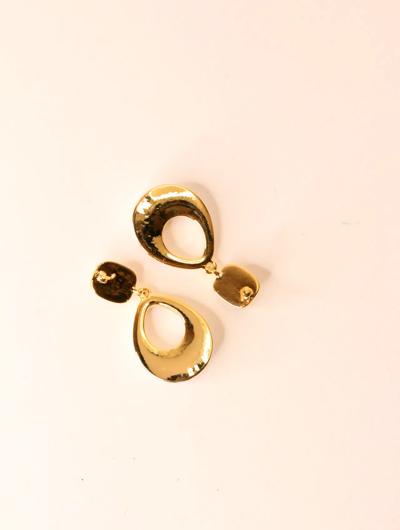 Vista trasera de pendientes dorados con silueta calada — pendientes baratos, detalle · Lola y Sol (EAR-049)