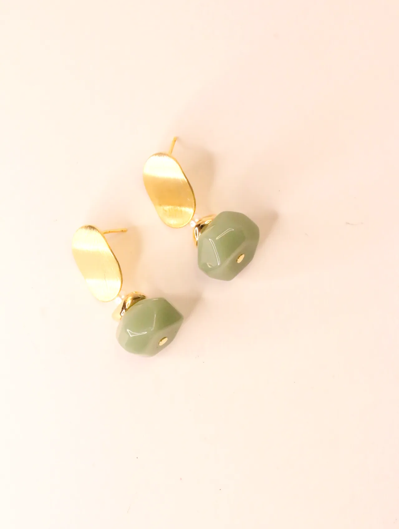 Pendientes elegantes de diseño geométrico en dorado y verde salvia — pendientes de moda, vista lateral · Lola y Sol (EAR-050)