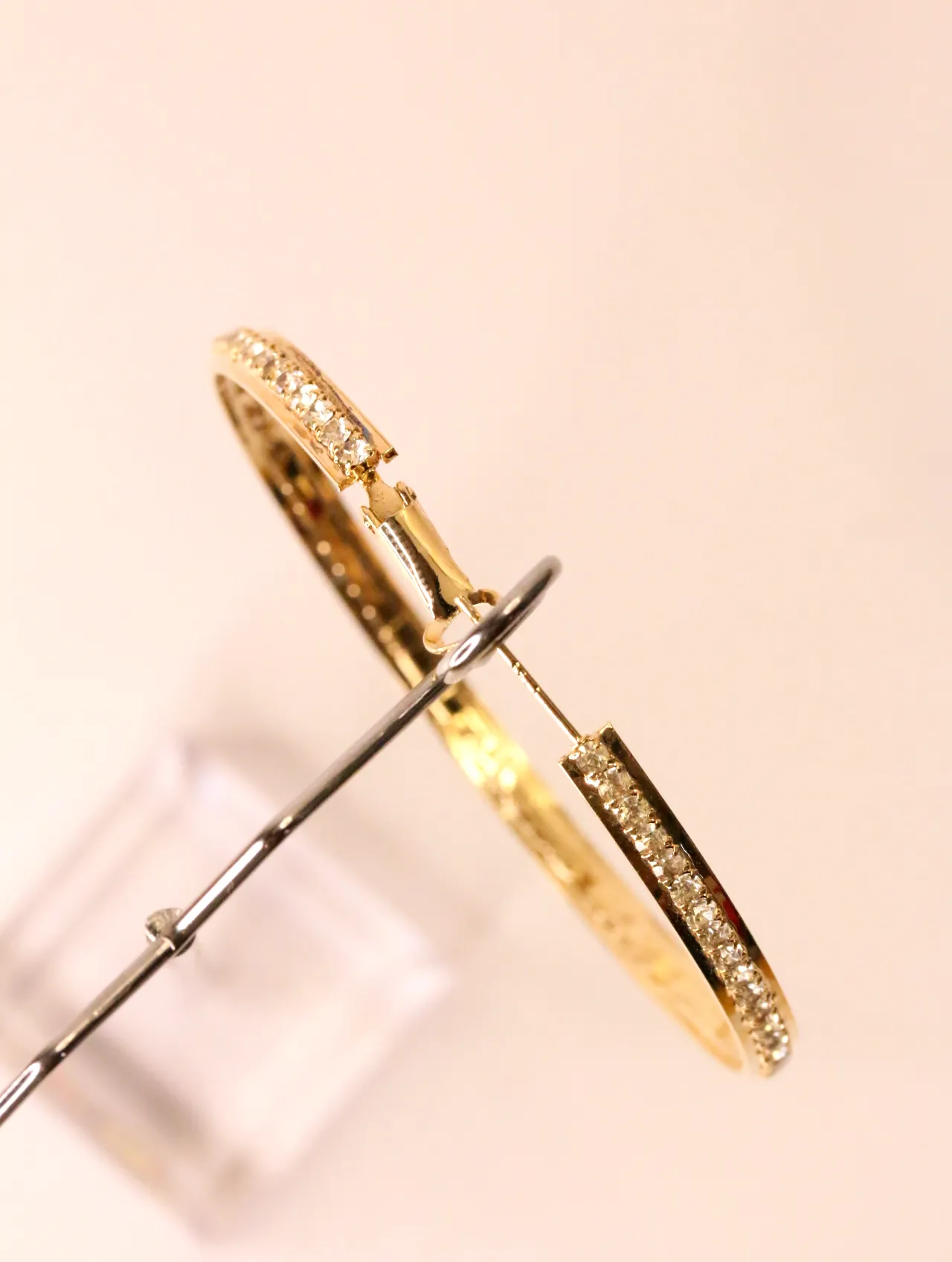 Perfil lateral de pendiente de aro con strass mostrando el cierre en soporte — pendientes de moda, vista lateral · Lola y Sol (EAR-051)