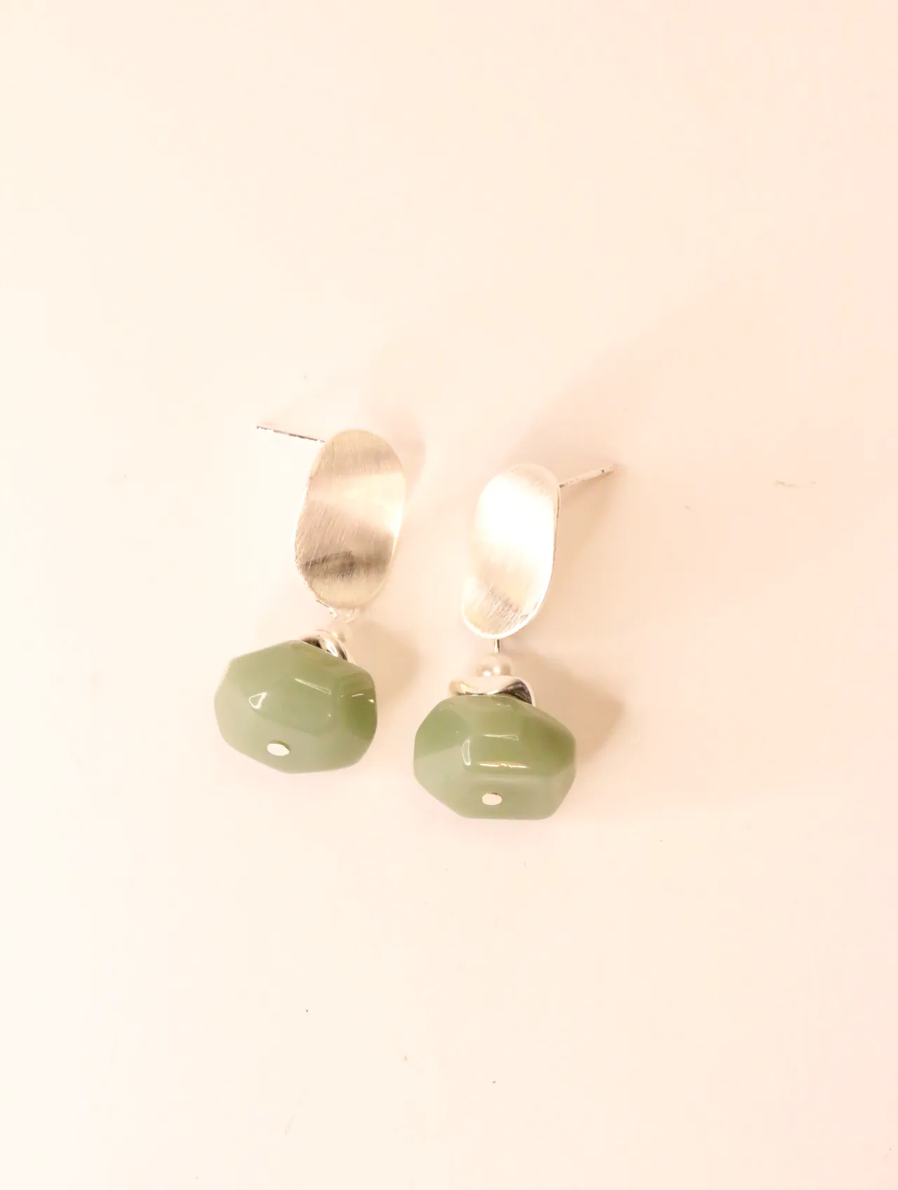Pendientes colgantes con placa satinada y piedras verdes sobre fondo neutro — pendientes para mujer, vista principal · Lola y Sol (EAR-054)