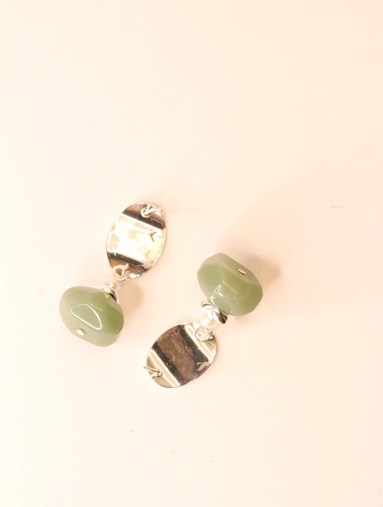 Pendientes de metal satinado y cuentas verdes sobre superficie clara — pendientes baratos, detalle · Lola y Sol (EAR-054)