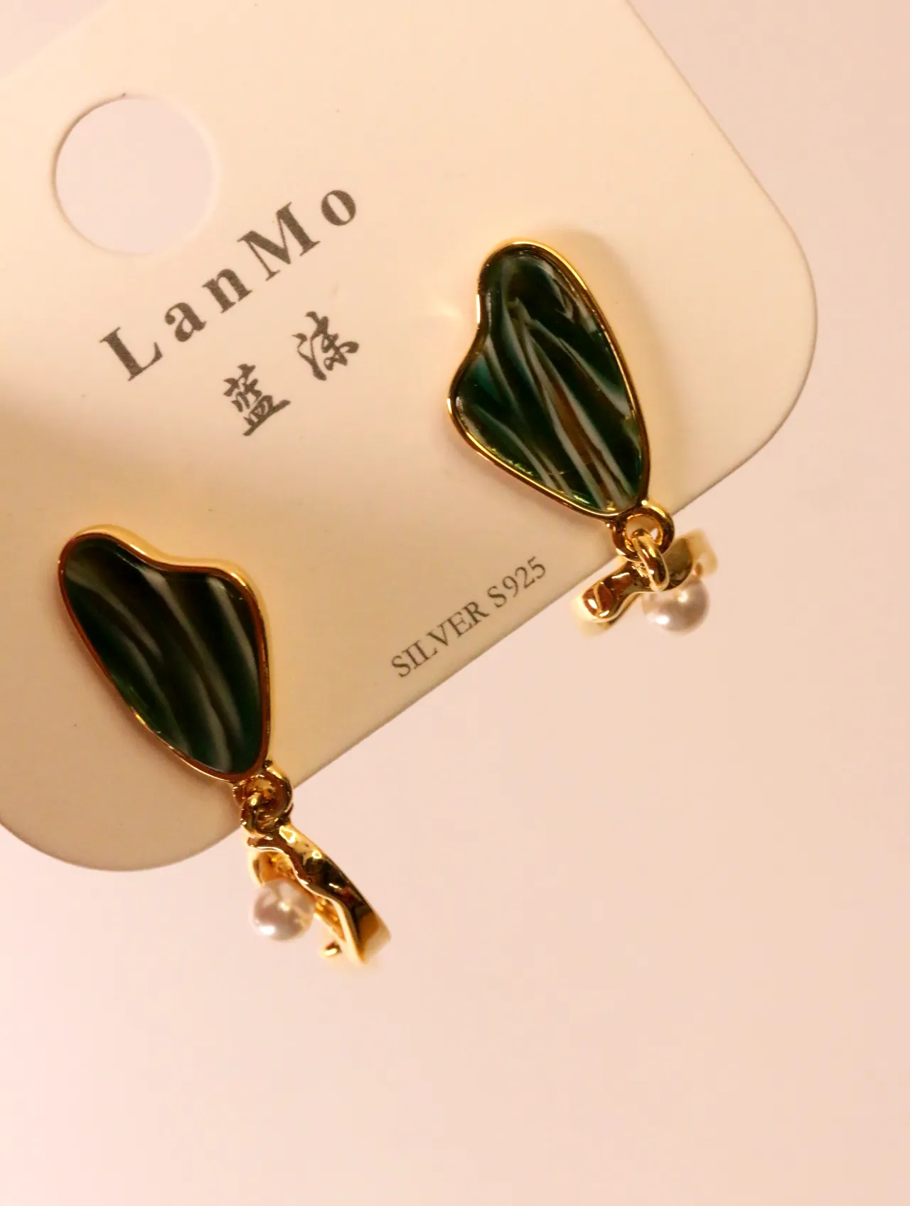 Pendientes de esmalte marmoleado verde sobre tarjeta de presentación — pendientes para mujer, vista principal · Lola y Sol (EAR-056)