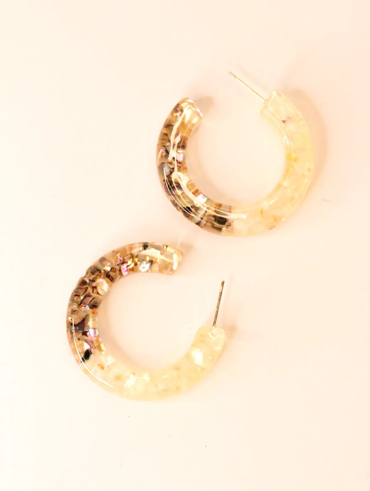 Pendientes de aro de resina en tonos crema y carey sobre fondo neutro — pendientes para mujer, vista principal · Lola y Sol (EAR-057)