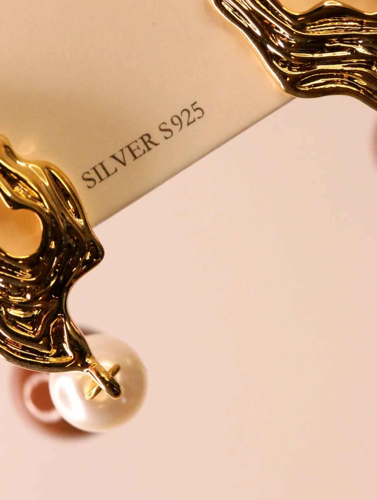 Primer plano de detalle dorado texturizado con perla y grabado S925 — pendientes para mujer, vista principal · Lola y Sol (EAR-058)
