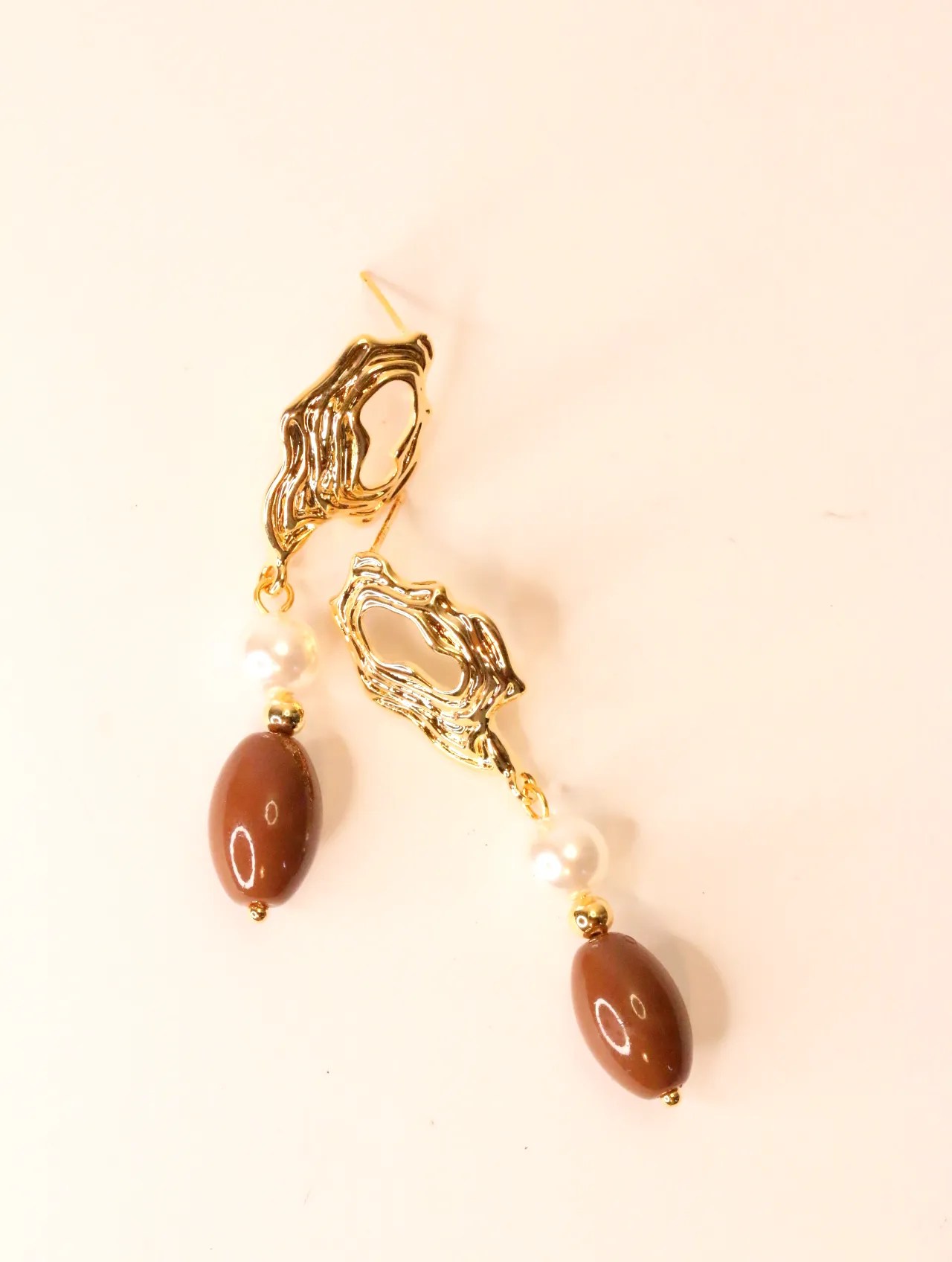 Pendientes colgantes dorados de diseño escultórico con perla y cuenta marrón — pendientes baratos, detalle · Lola y Sol (EAR-058)