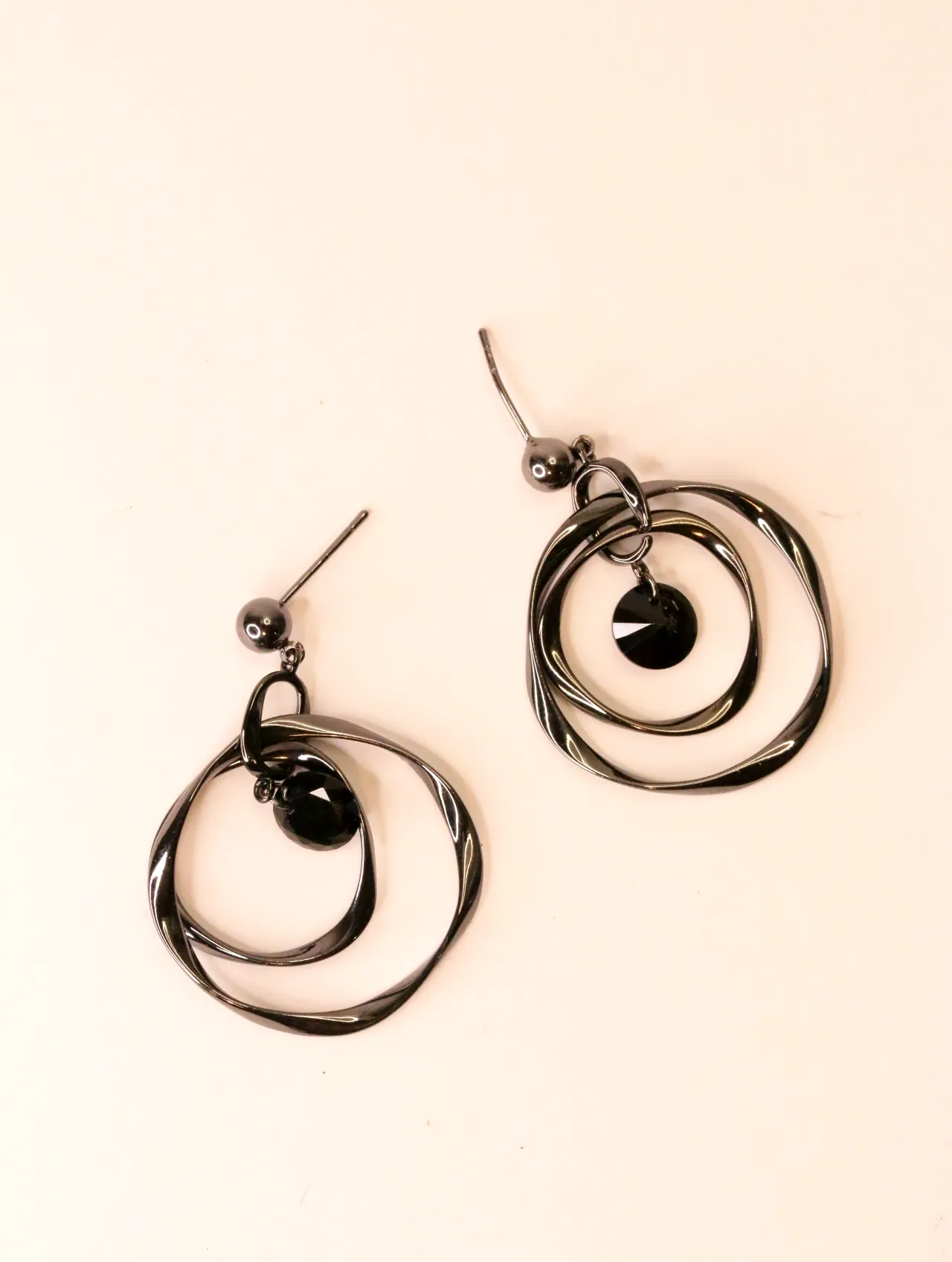 Pendientes colgantes de aros dobles entrelazados en metal oscuro con cristal negro — pendientes para mujer, vista principal · Lola y Sol (EAR-059)