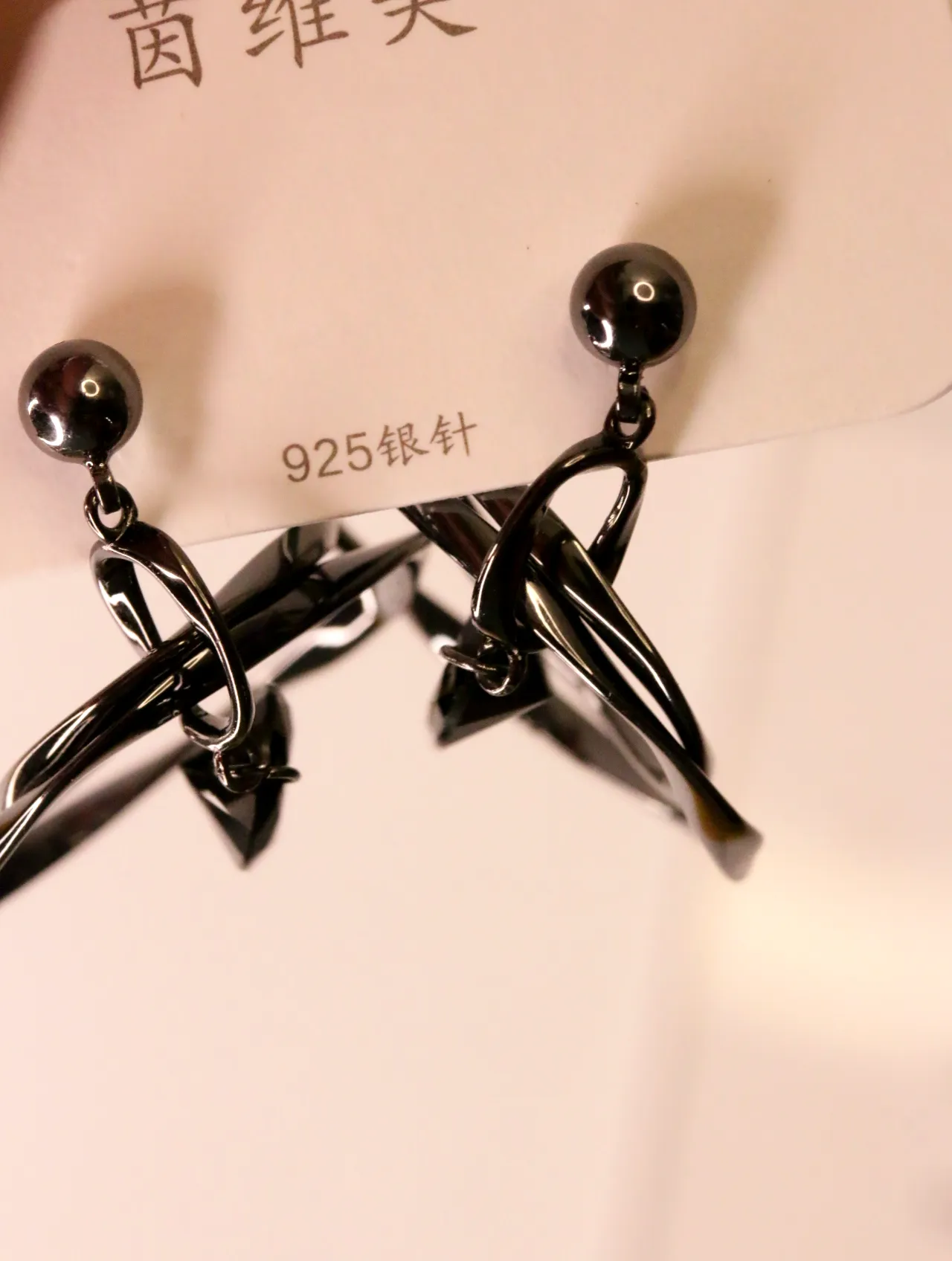 Detalle de los pendientes en su soporte con indicación de perno de plata 925 — pendientes dorados, primer plano · Lola y Sol (EAR-059)