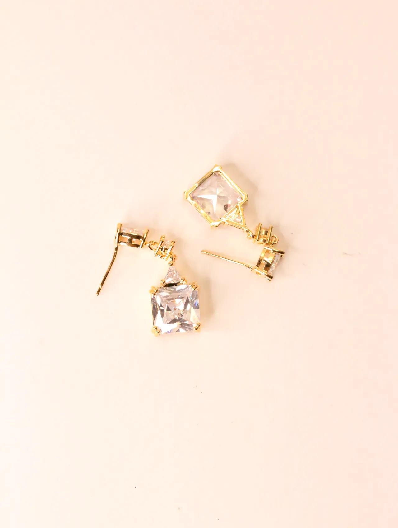 Vista lateral de pendientes dorados con colgante de cristal facetado — pendientes baratos, detalle · Lola y Sol (EAR-061)
