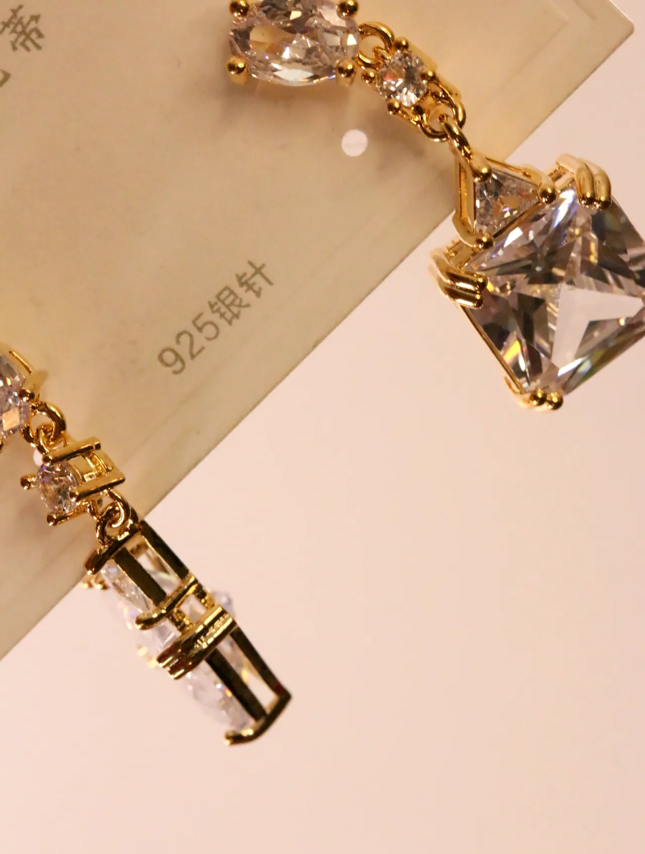 Detalle en primer plano de los cristales cuadrados y engastes dorados — pendientes de moda, vista lateral · Lola y Sol (EAR-061)