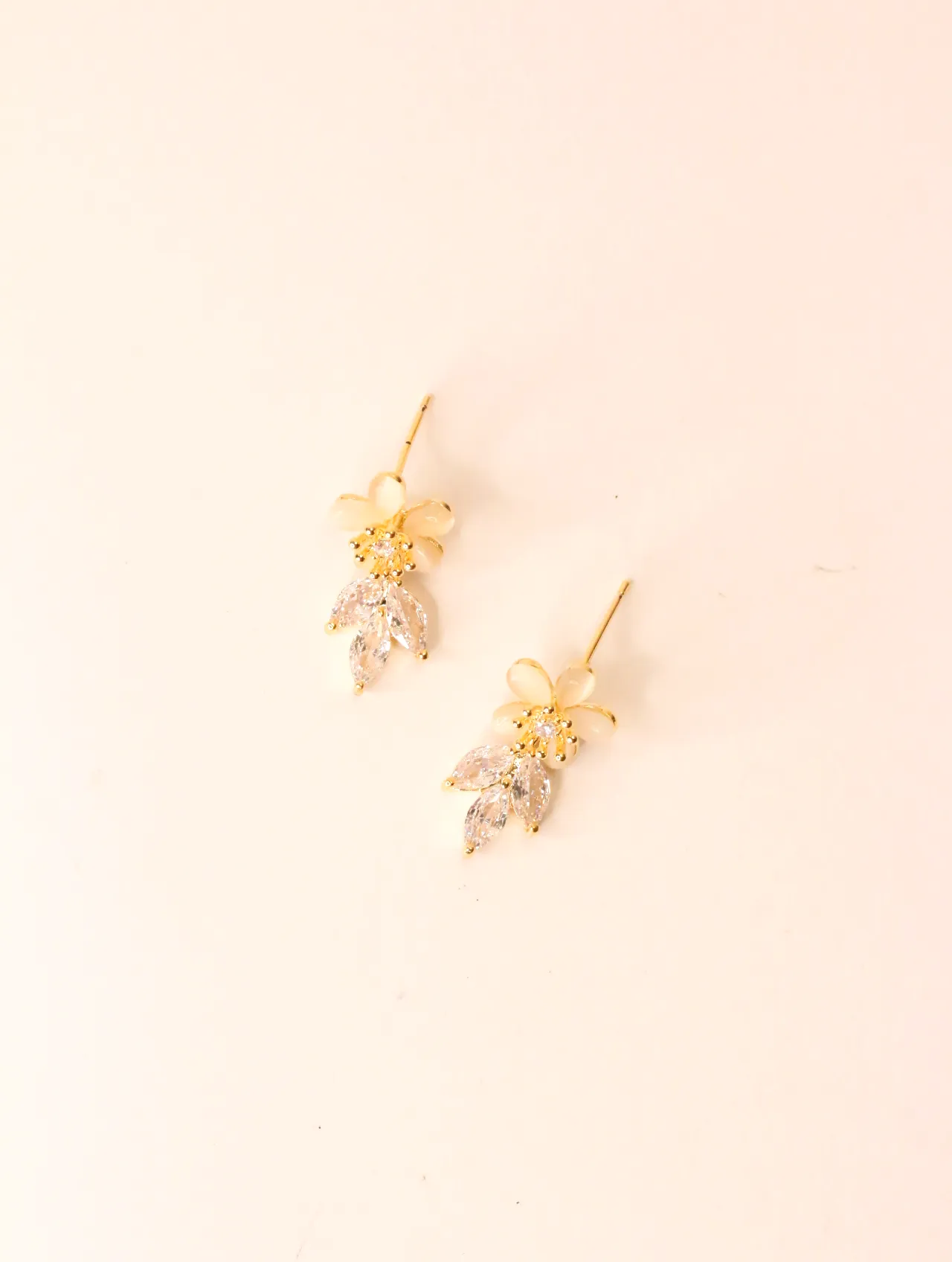 Pareja de pendientes florales dorados con colgante de circonitas — pendientes baratos, detalle · Lola y Sol (EAR-063)