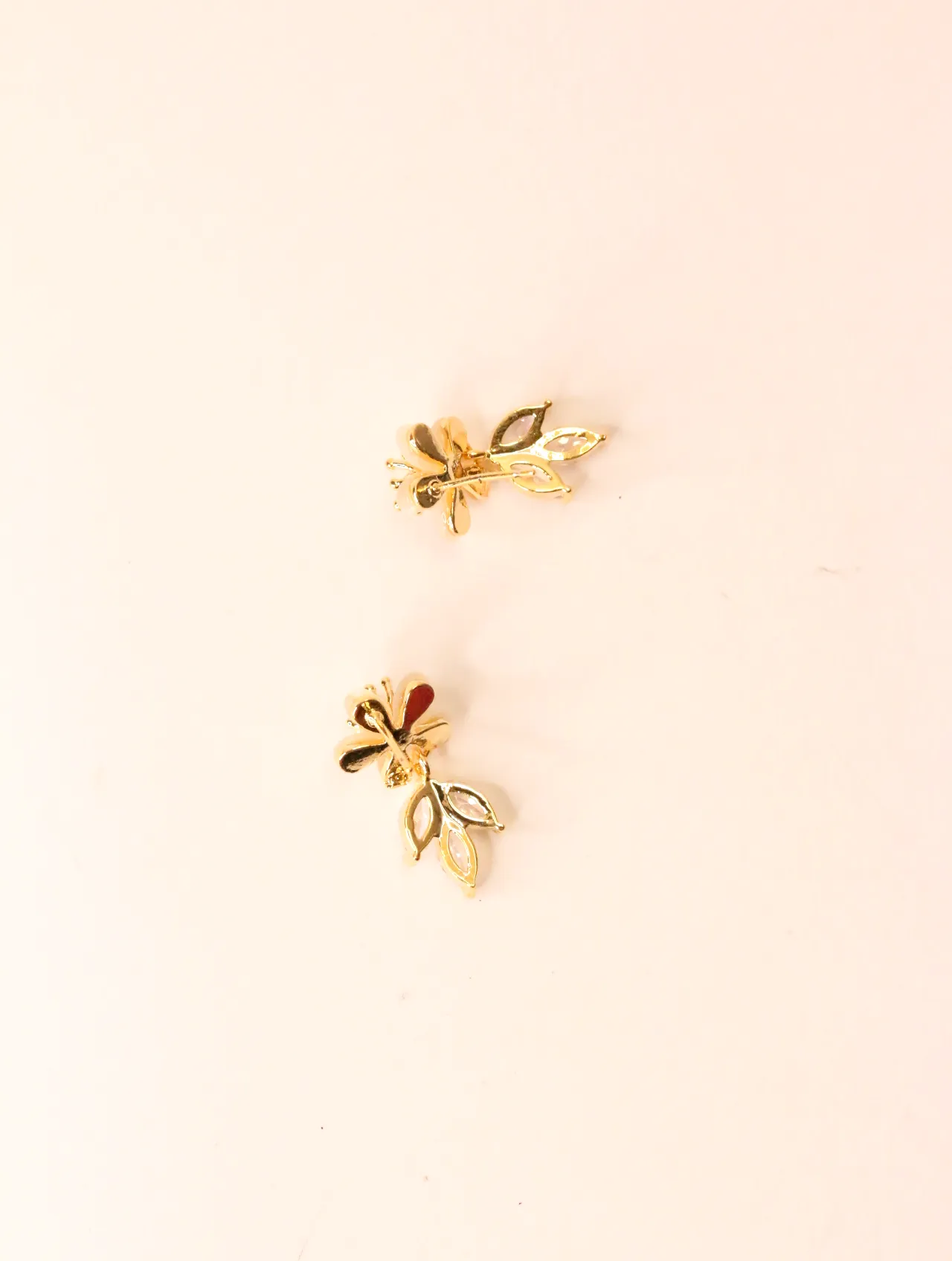 Vista trasera de los pendientes dorados con diseño floral — pendientes dorados, primer plano · Lola y Sol (EAR-063)