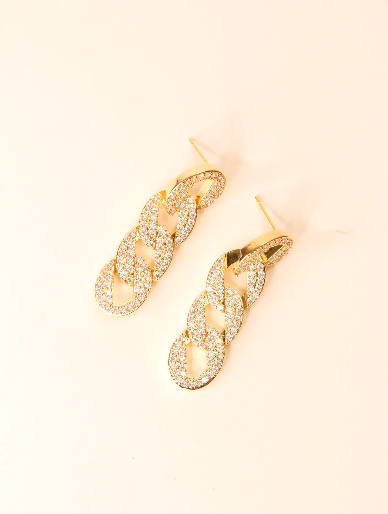 Pareja de pendientes largos de eslabones dorados con circonitas — pendientes baratos, detalle · Lola y Sol (EAR-064)