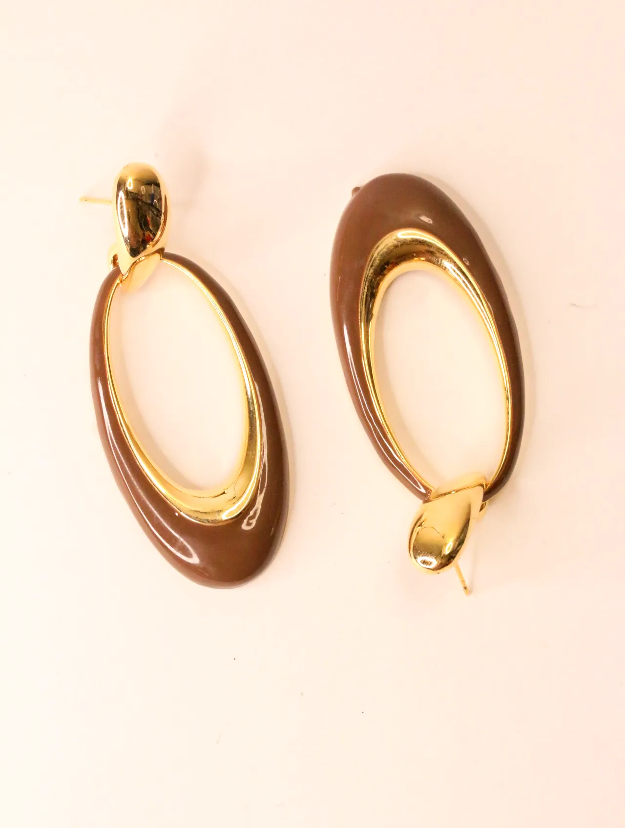 Pendientes colgantes ovalados dorados y marrones sobre fondo claro — pendientes para mujer, vista principal · Lola y Sol (EAR-065)
