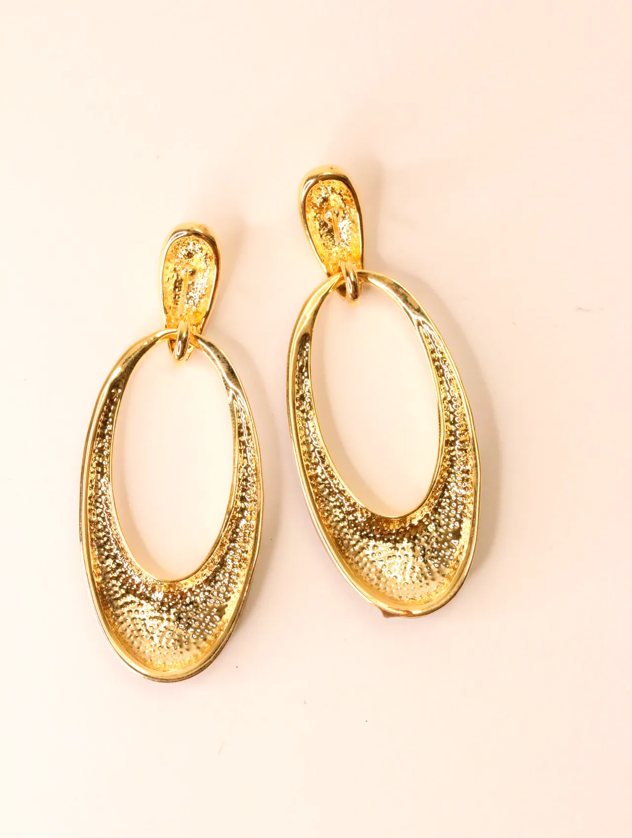 Reverso de pendientes dorados con textura brillante — pendientes baratos, detalle · Lola y Sol (EAR-065)