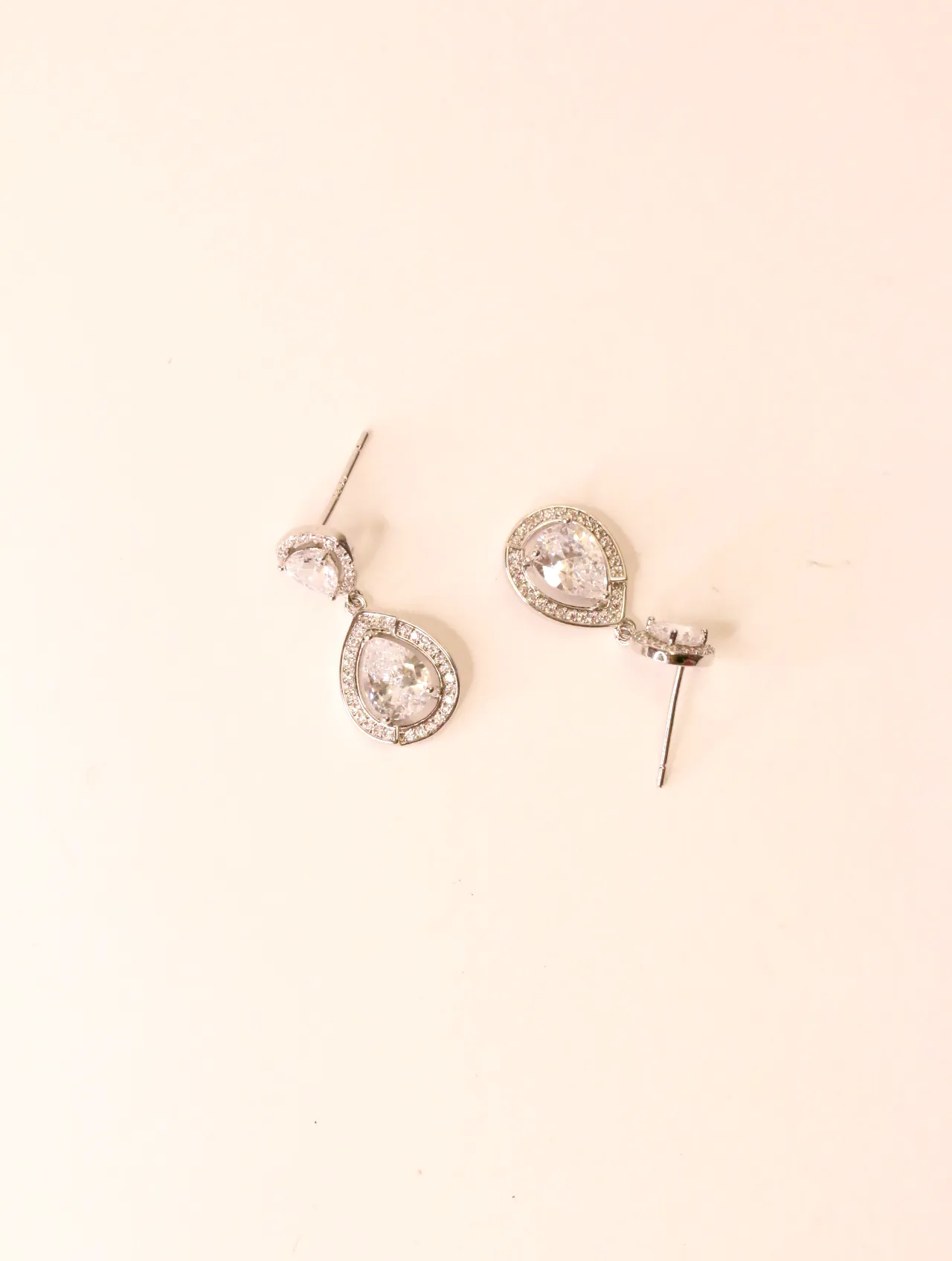Pendientes colgantes con cristal en forma de lágrima sobre fondo neutro — pendientes para mujer, vista principal · Lola y Sol (EAR-066)