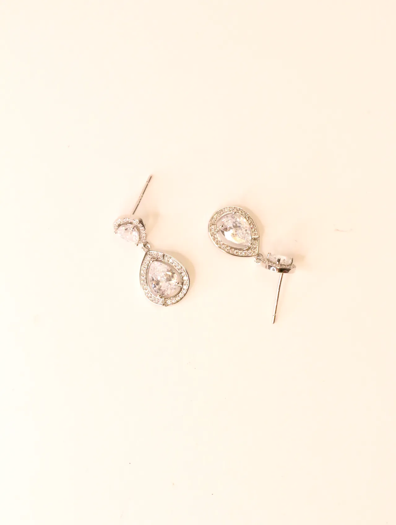 Pendientes de lágrima con circonitas colocados en plano — pendientes baratos, detalle · Lola y Sol (EAR-066)