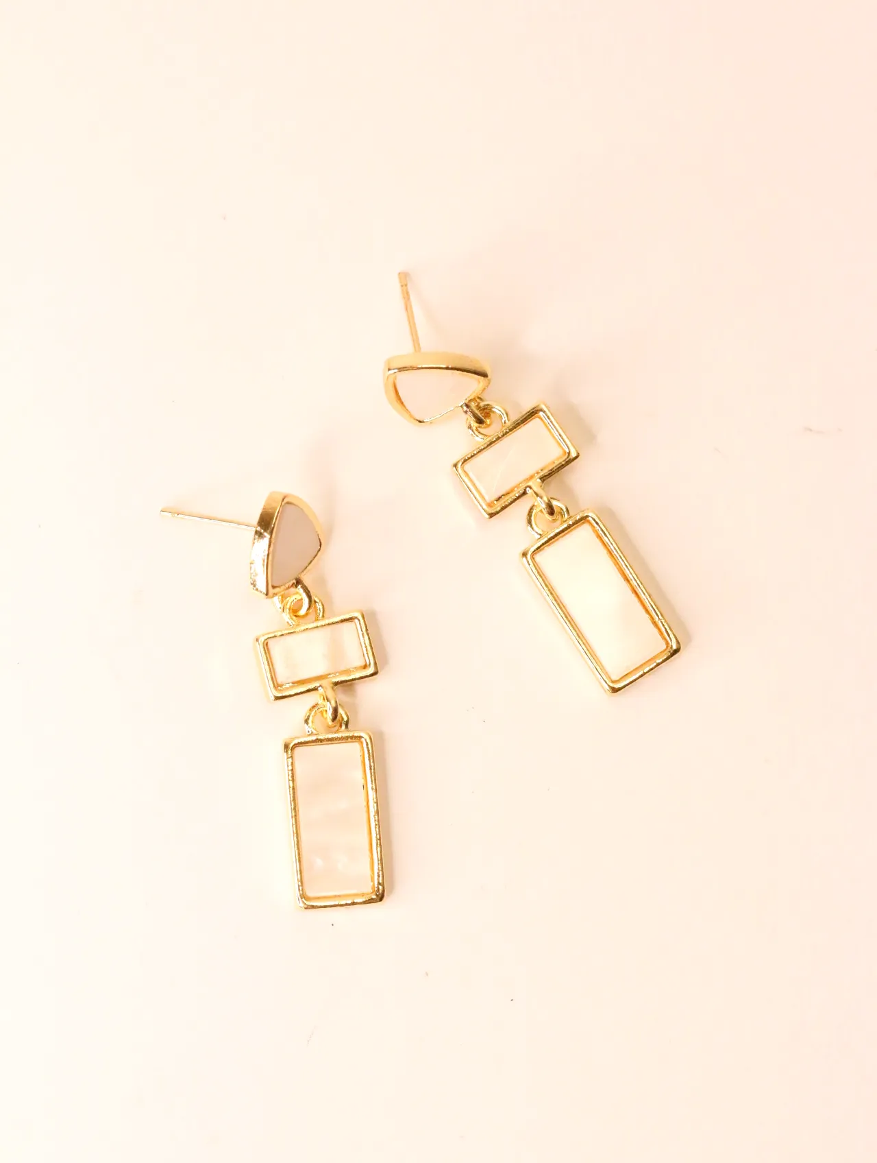 Vista frontal de pendientes geométricos dorados con efecto nácar — pendientes baratos, detalle · Lola y Sol (EAR-067)