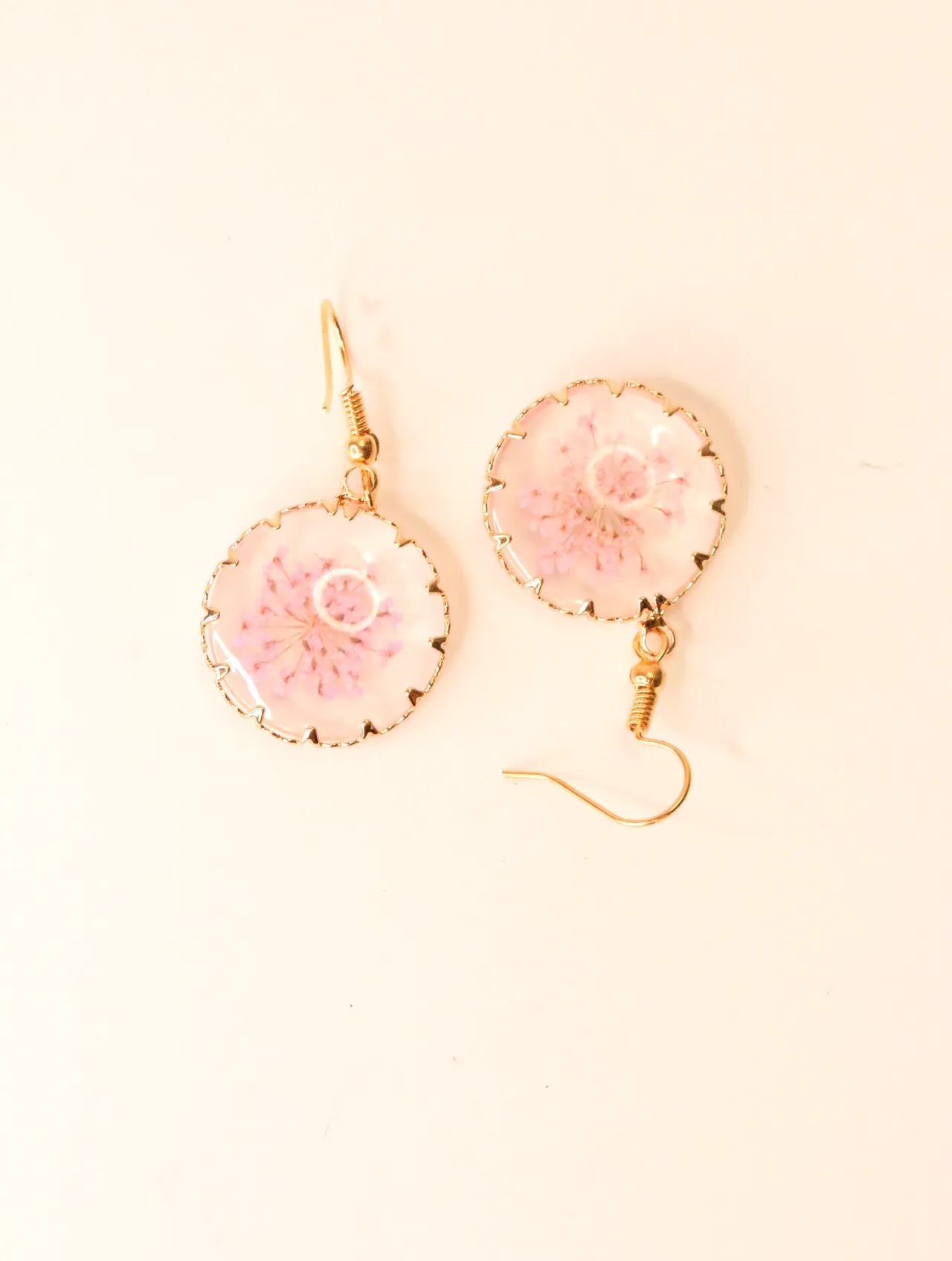 Pendientes colgantes dorados redondos con flores rosas prensadas en resina — pendientes para mujer, vista principal · Lola y Sol (EAR-069)