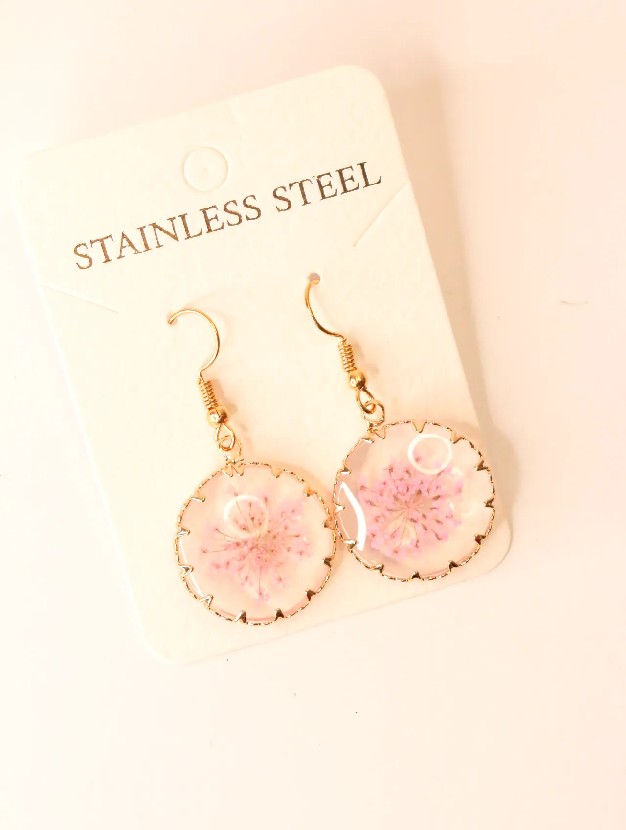 Pendientes colgantes florales presentados en tarjeta de joyería — pendientes baratos, detalle · Lola y Sol (EAR-069)