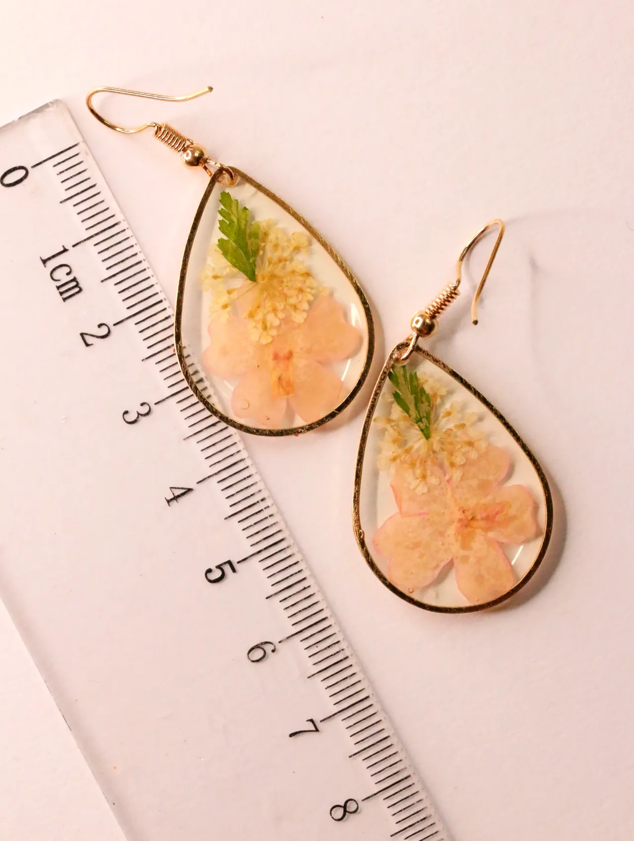 Pendientes de lágrima con flores naturales medidos junto a una regla — pendientes baratos, detalle · Lola y Sol (EAR-070)