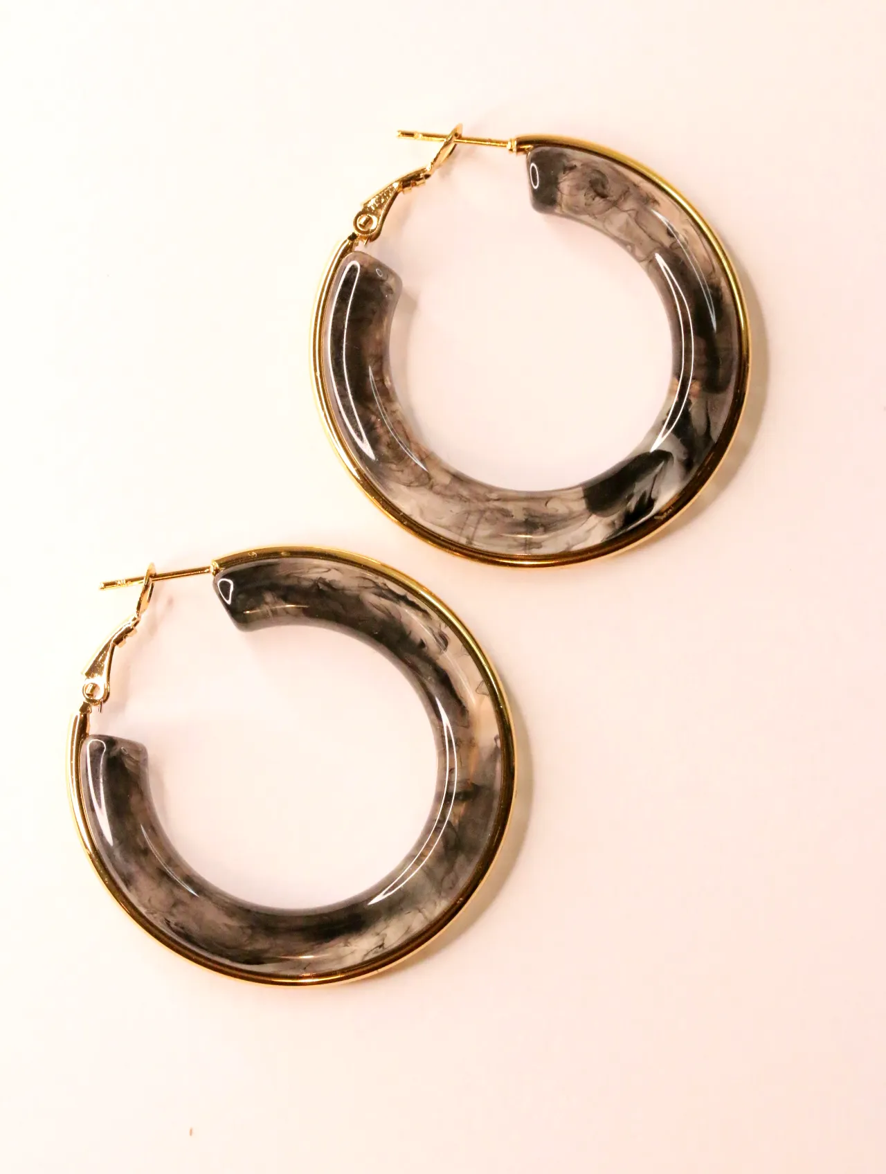 Pareja de pendientes de aro en resina jaspeada y borde dorado — pendientes para mujer, vista principal · Lola y Sol (EAR-071)