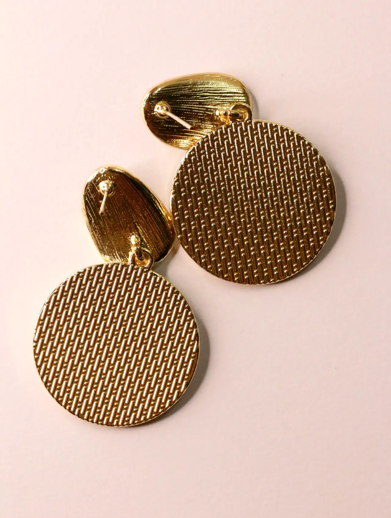 Reverso de pendientes colgantes dorados con relieve — pendientes para mujer, vista principal · Lola y Sol (EAR-072)