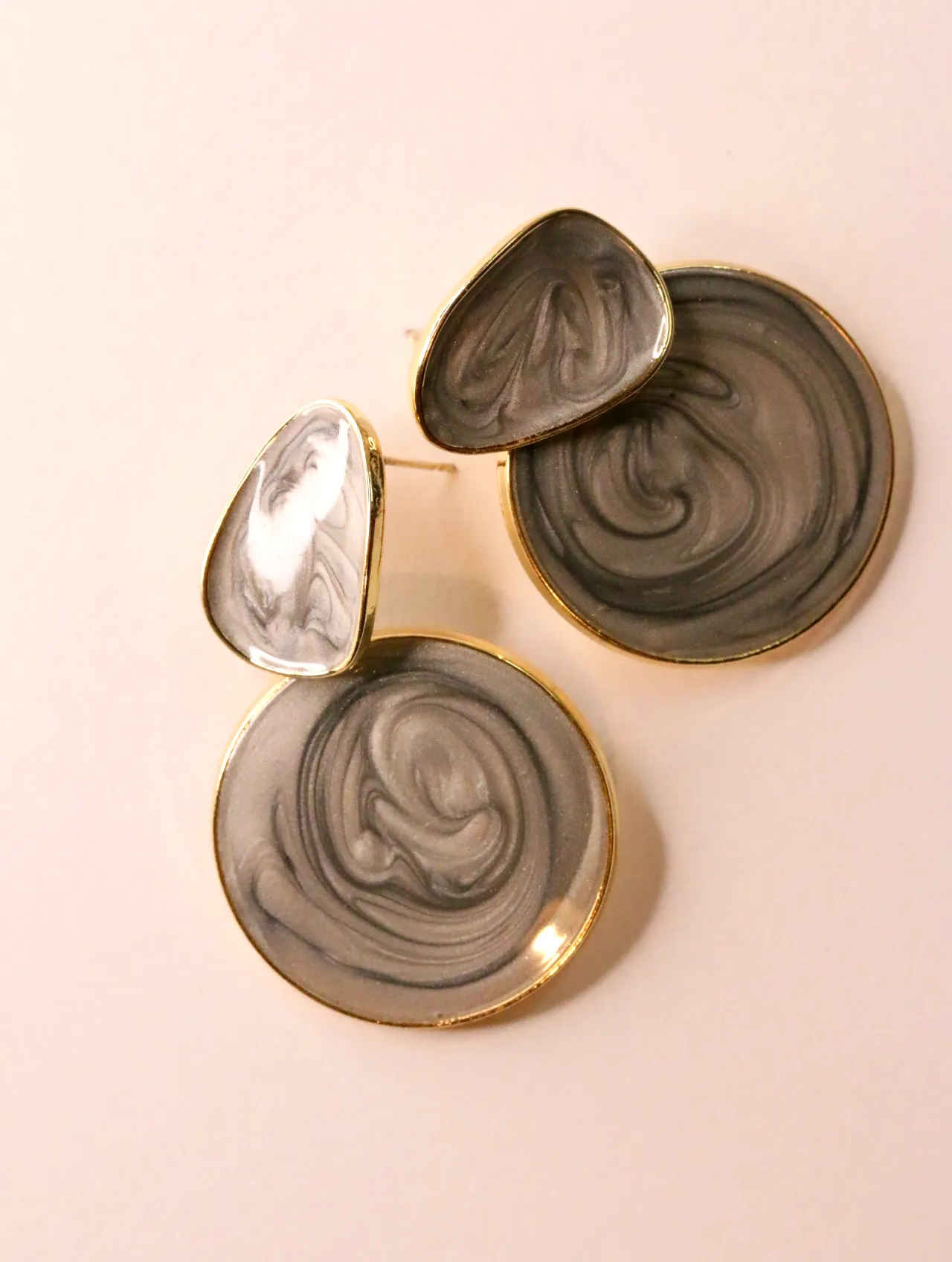 Pendientes colgantes redondos con efecto mármol gris — pendientes baratos, detalle · Lola y Sol (EAR-072)