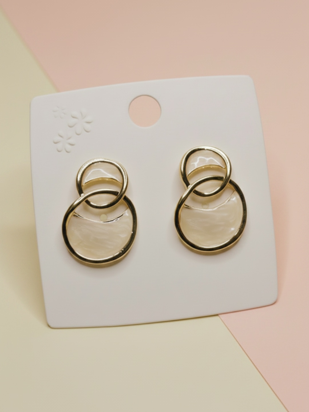 Pendientes colgantes dorados con efecto nacarado sobre tarjeta blanca — lote de pendientes para mujer, vista principal · Lola y Sol (EAR-073-2-3)