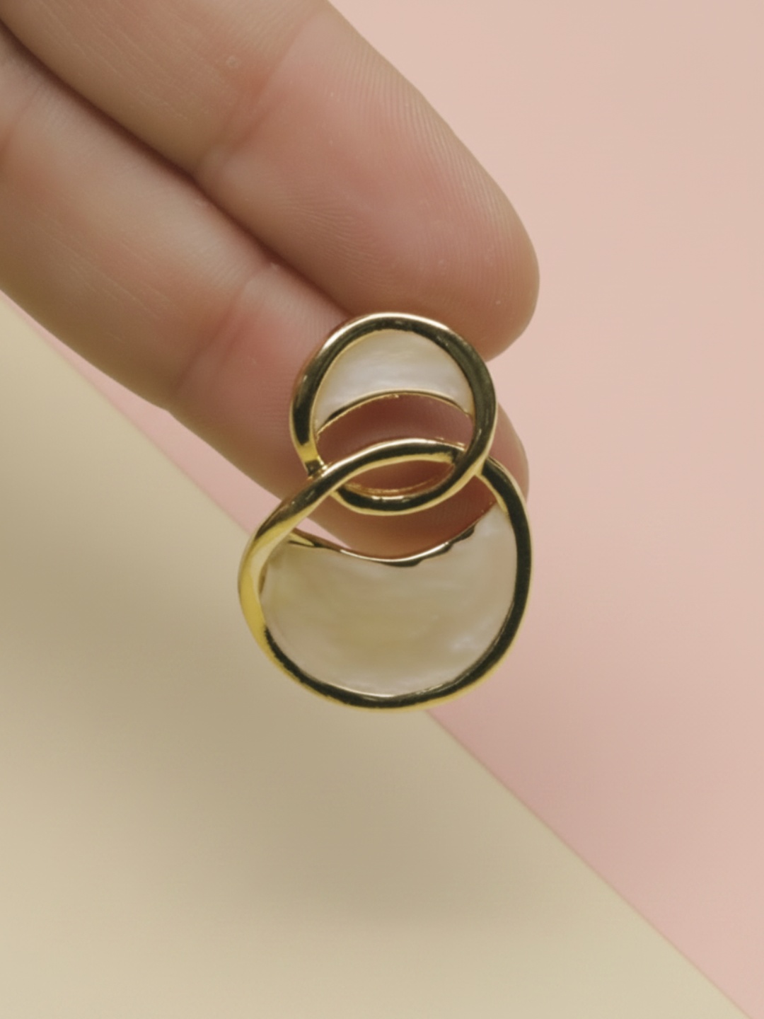 Detalle de pendiente con efecto nacarado y contorno dorado — lote de pendientes de moda, vista lateral · Lola y Sol (EAR-073-2-3)