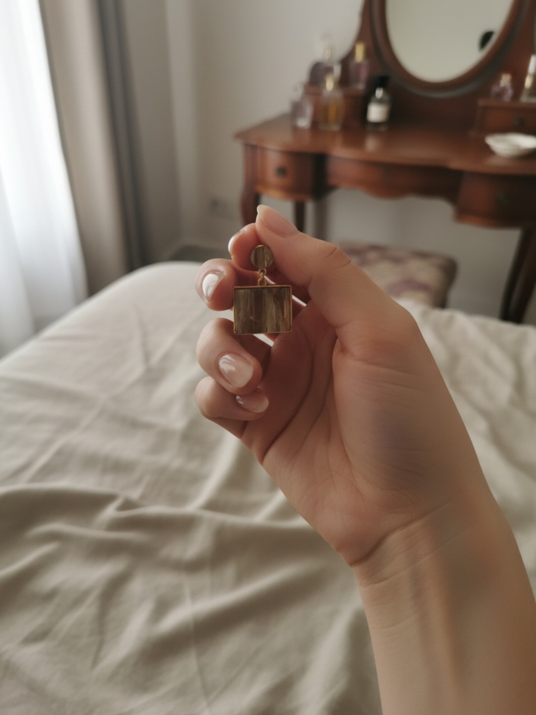 Pendiente colgante cuadrado con efecto veteado sostenido en la mano — lote de pendientes para mujer, vista principal · Lola y Sol (EAR-077)