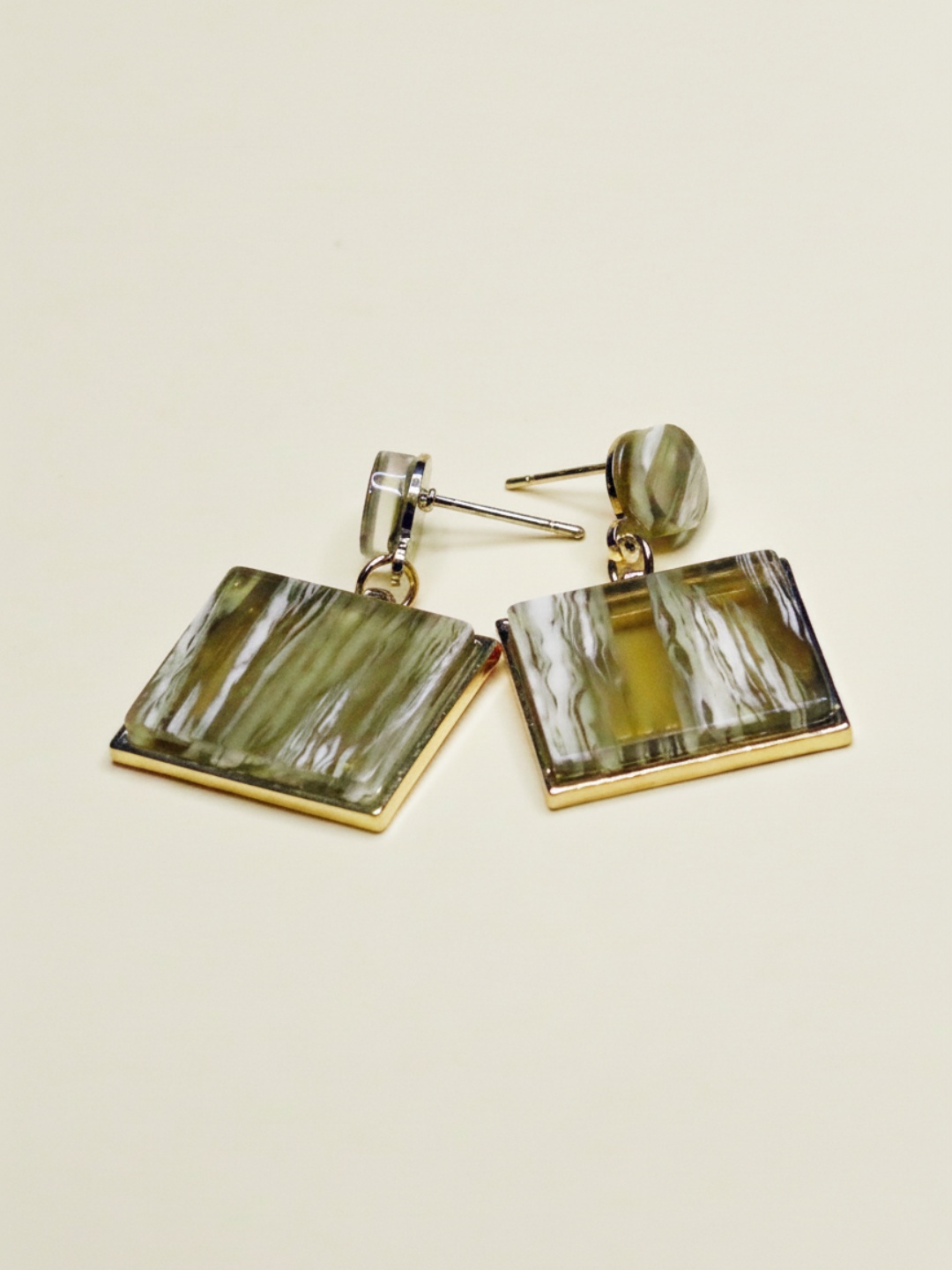 Pendientes cuadrados veteados en tonos oliva con bordes dorados — lote de pendientes baratos, detalle · Lola y Sol (EAR-077)