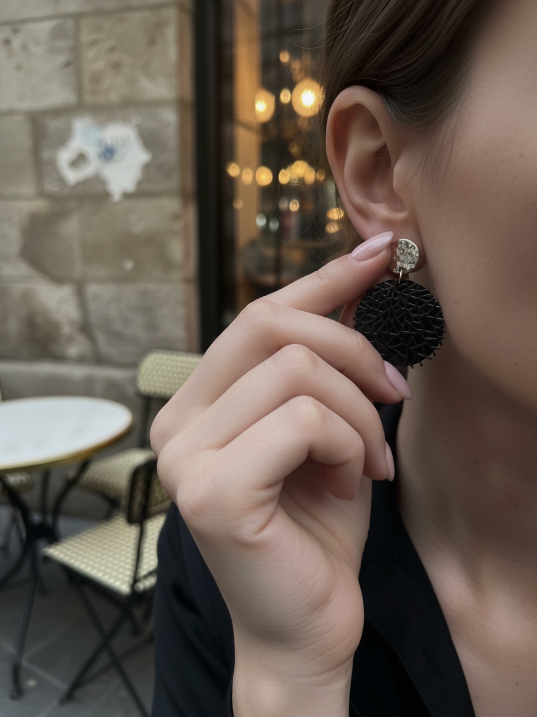 Pendiente colgante circular negro mostrado junto a la oreja — pendientes baratos, detalle · Lola y Sol (EAR-080)