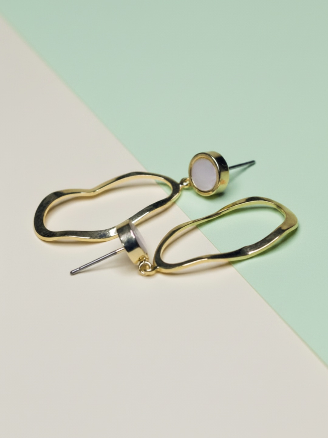 Vista lateral de pendientes dorados orgánicos con postes visibles — pendientes para mujer, vista principal · Lola y Sol (EAR-083-RESALE)