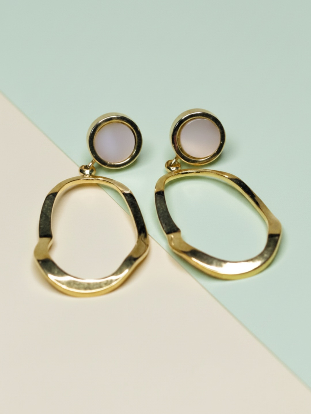 Vista frontal de pendientes dorados orgánicos con detalles de aspecto nacarado — pendientes baratos, detalle · Lola y Sol (EAR-083-RESALE)
