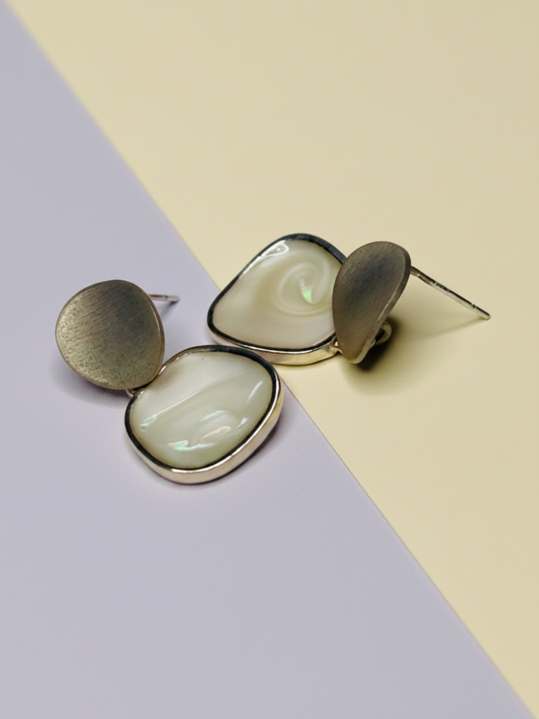 Pendientes colgantes orgánicos nacarados sobre fondo pastel — lote de pendientes para mujer, vista principal · Lola y Sol (EAR-084-RESALE)
