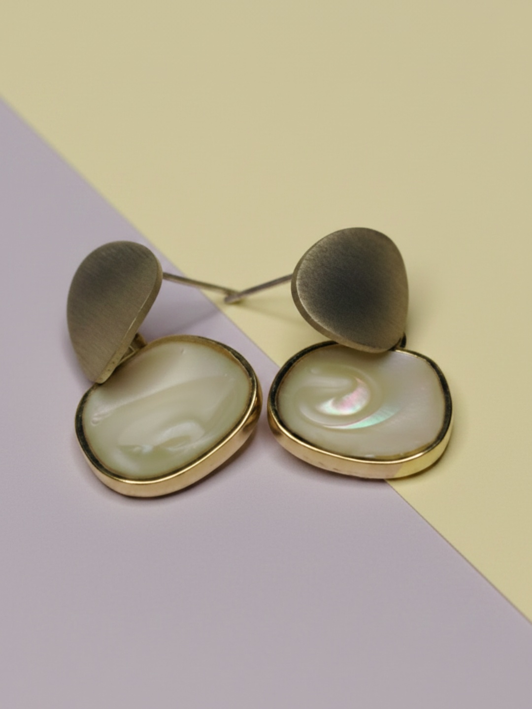 Vista frontal de pendientes nacarados marfil con parte superior metálica cepillada — lote de pendientes baratos, detalle · Lola y Sol (EAR-084-RESALE)