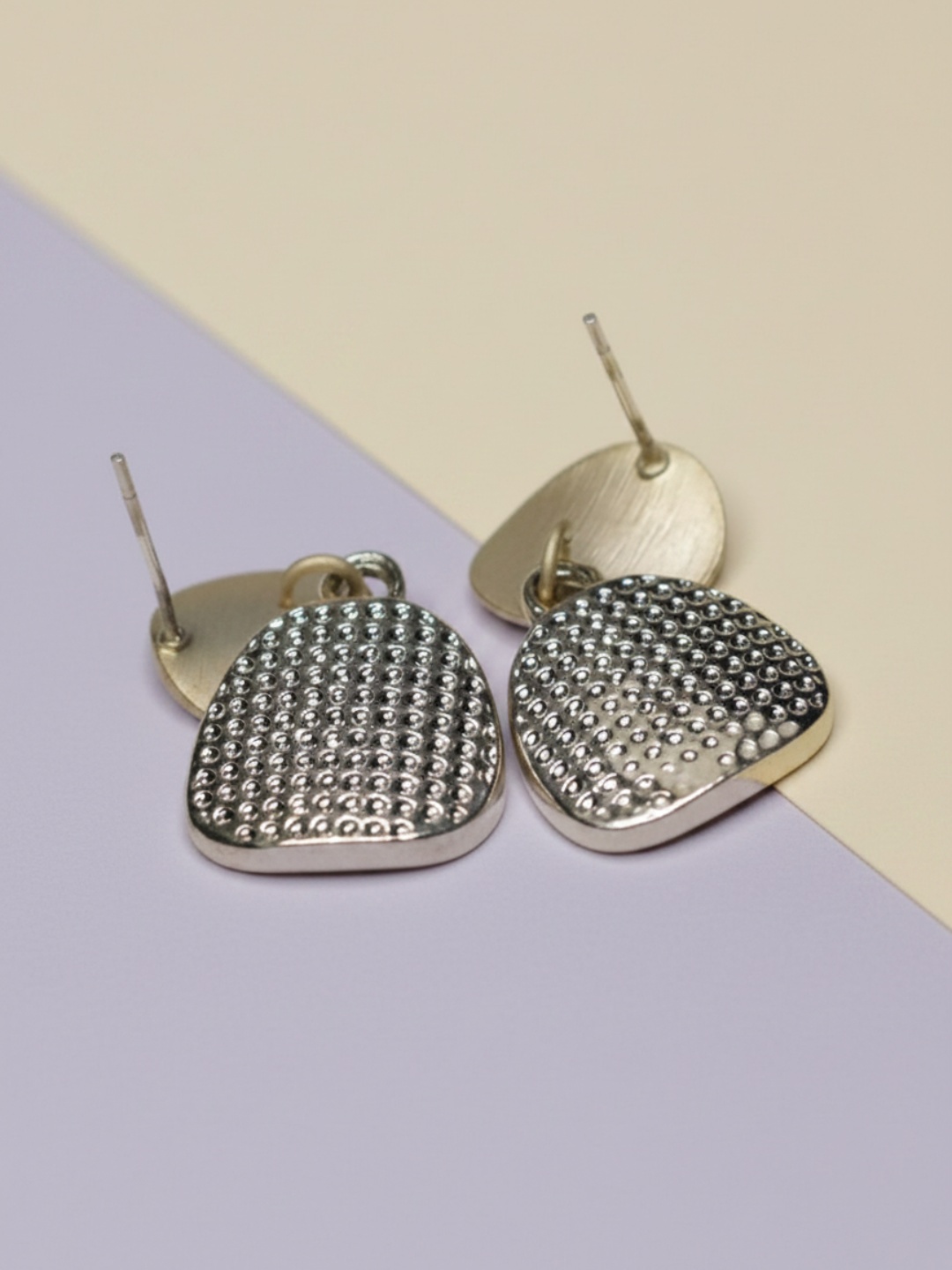 Reverso texturizado de los pendientes colgantes con postes — lote de pendientes dorados, primer plano · Lola y Sol (EAR-084-RESALE)