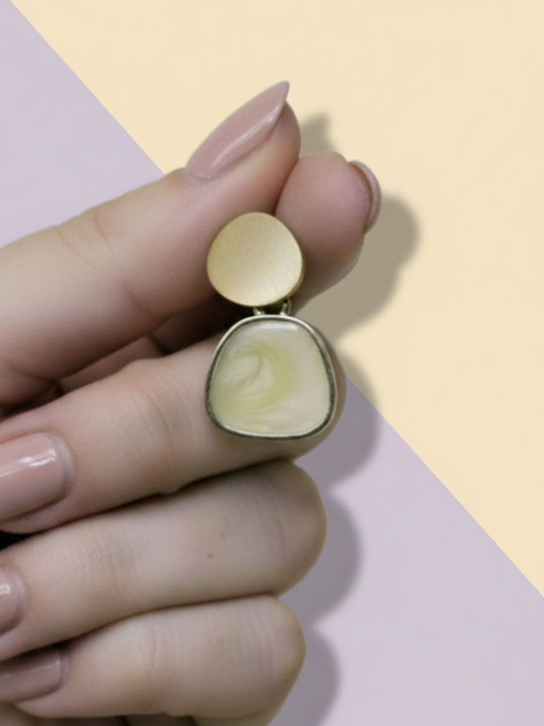 Detalle de pendiente colgante nacarado sostenido en la mano — lote de pendientes de moda, vista lateral · Lola y Sol (EAR-084-RESALE)