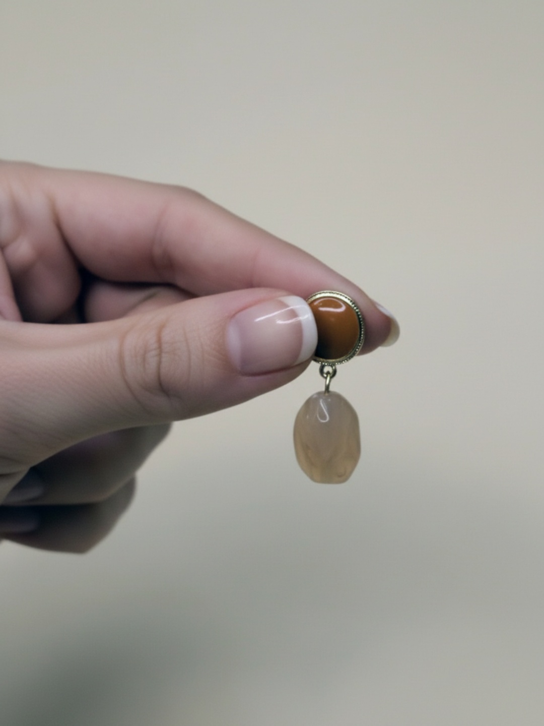 Pendiente colgante marrón y beige sujeto por el motivo superior — pendientes para mujer, vista principal · Lola y Sol (EAR-088)