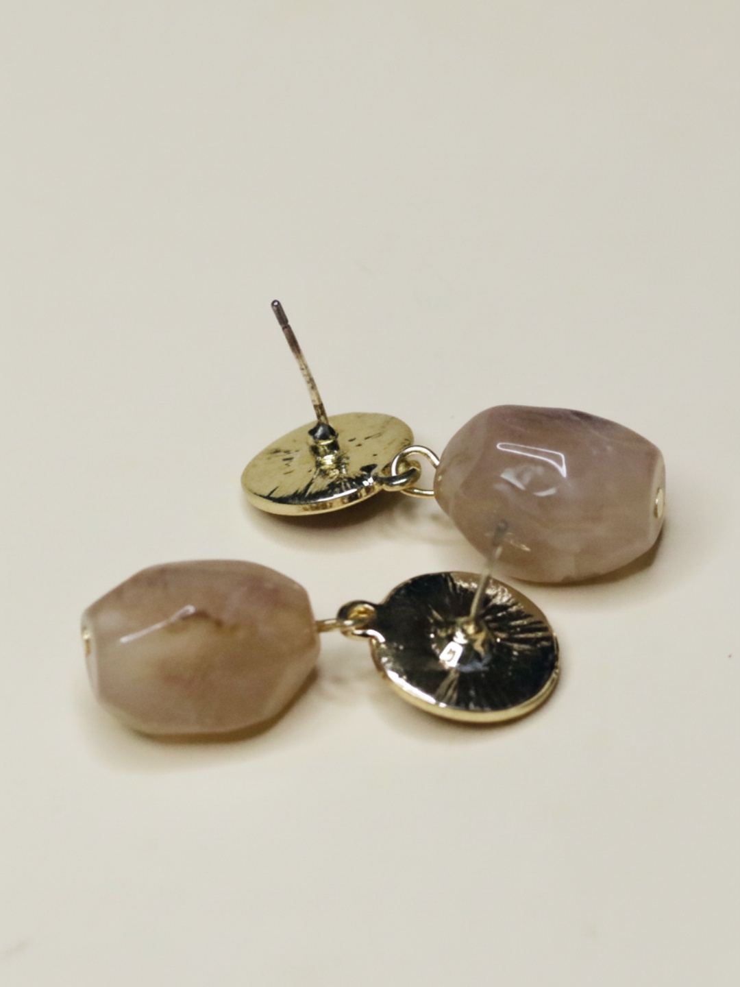 Reverso de los pendientes con monturas doradas y postes — pendientes de moda, vista lateral · Lola y Sol (EAR-088)