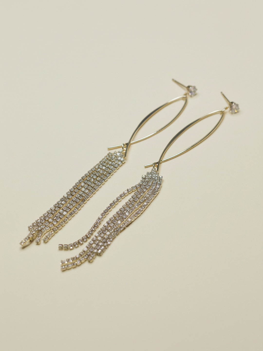 Pendientes largos dorados con formas caladas y flecos de strass — pendientes para mujer, vista principal · Lola y Sol (EAR-091)