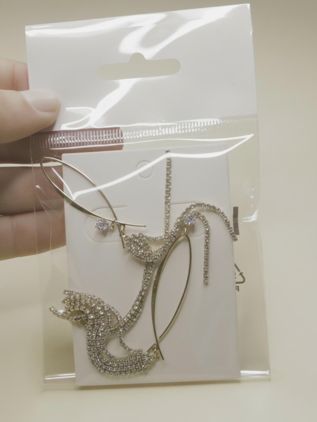 Pendientes dorados con flecos de strass en envoltorio transparente — pendientes dorados, primer plano · Lola y Sol (EAR-091)