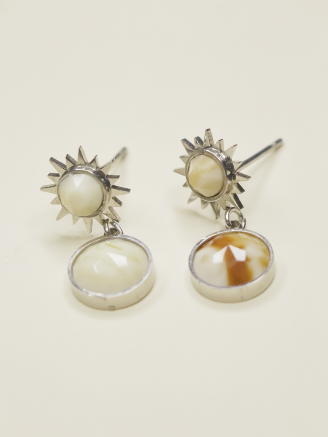 Pendientes de sol plateados con colgantes en tonos crema y caramelo — pendientes para mujer, vista principal · Lola y Sol (EAR-093)