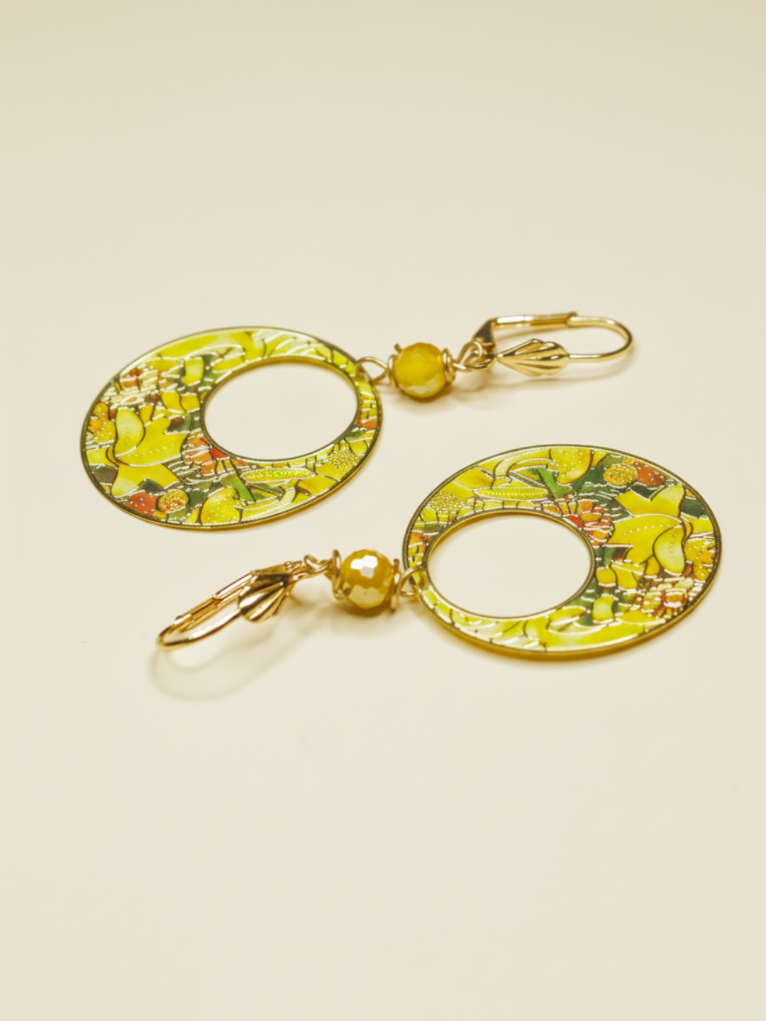 Pendientes colgantes florales amarillos con acabado dorado sobre fondo claro — pendientes para mujer, vista principal · Lola y Sol (EAR-094)