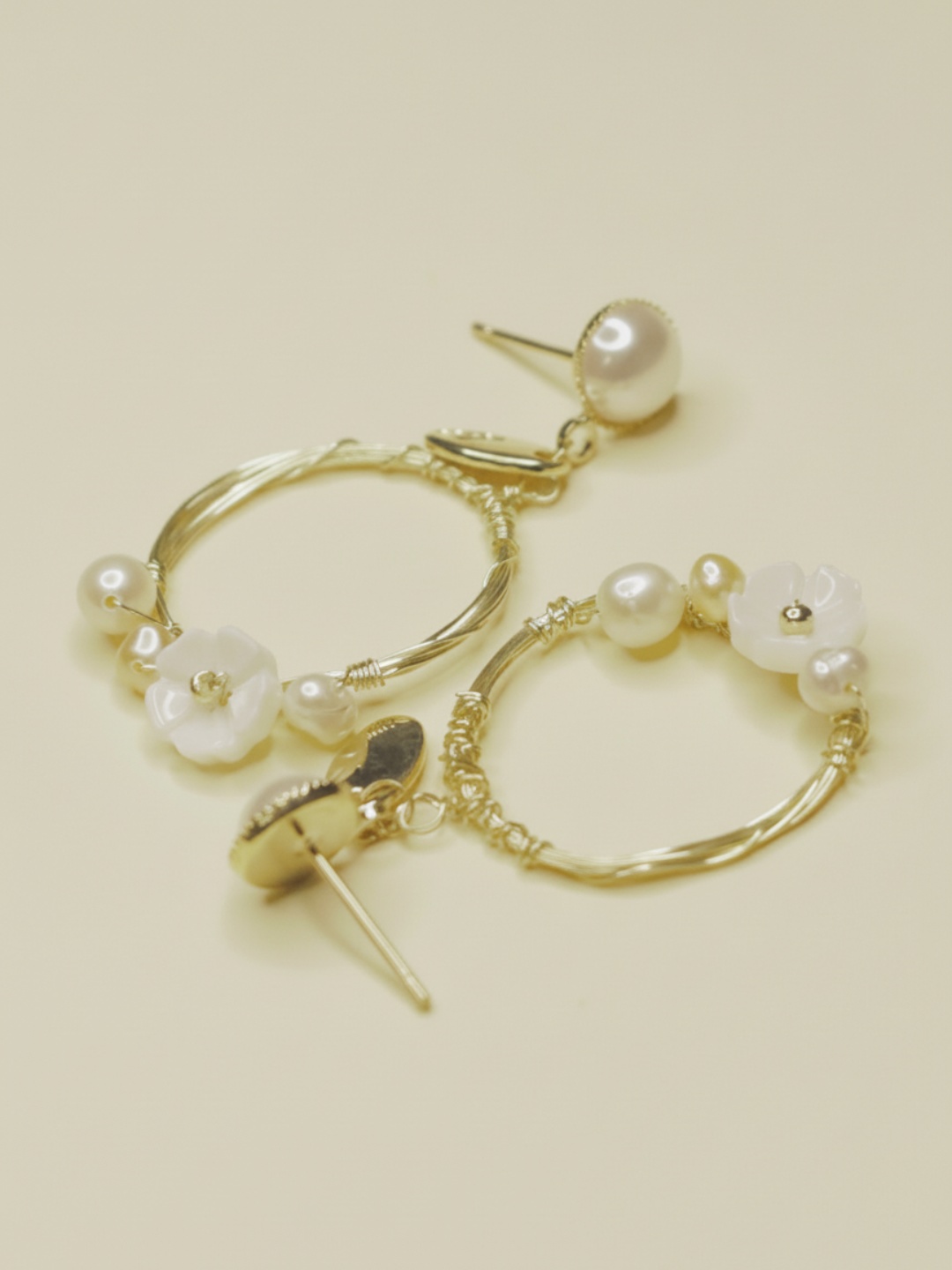 Pendientes de aro dorados con flores sobre fondo claro — pendientes para mujer, vista principal · Lola y Sol (EAR-095)